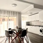 Апартаменты Dinamarca With 2 Bedrooms, 50 Mts From The Торевьиа